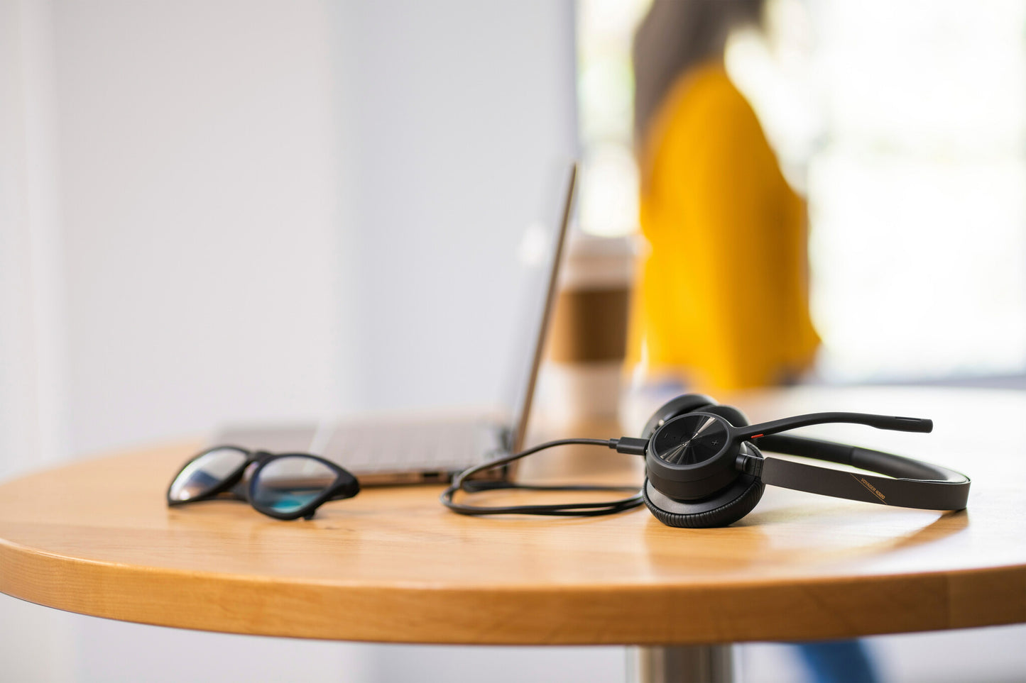 POLY Voyager 4320-M Microsoft Teams Certified Headset +BT700-dongel +laddningsställ