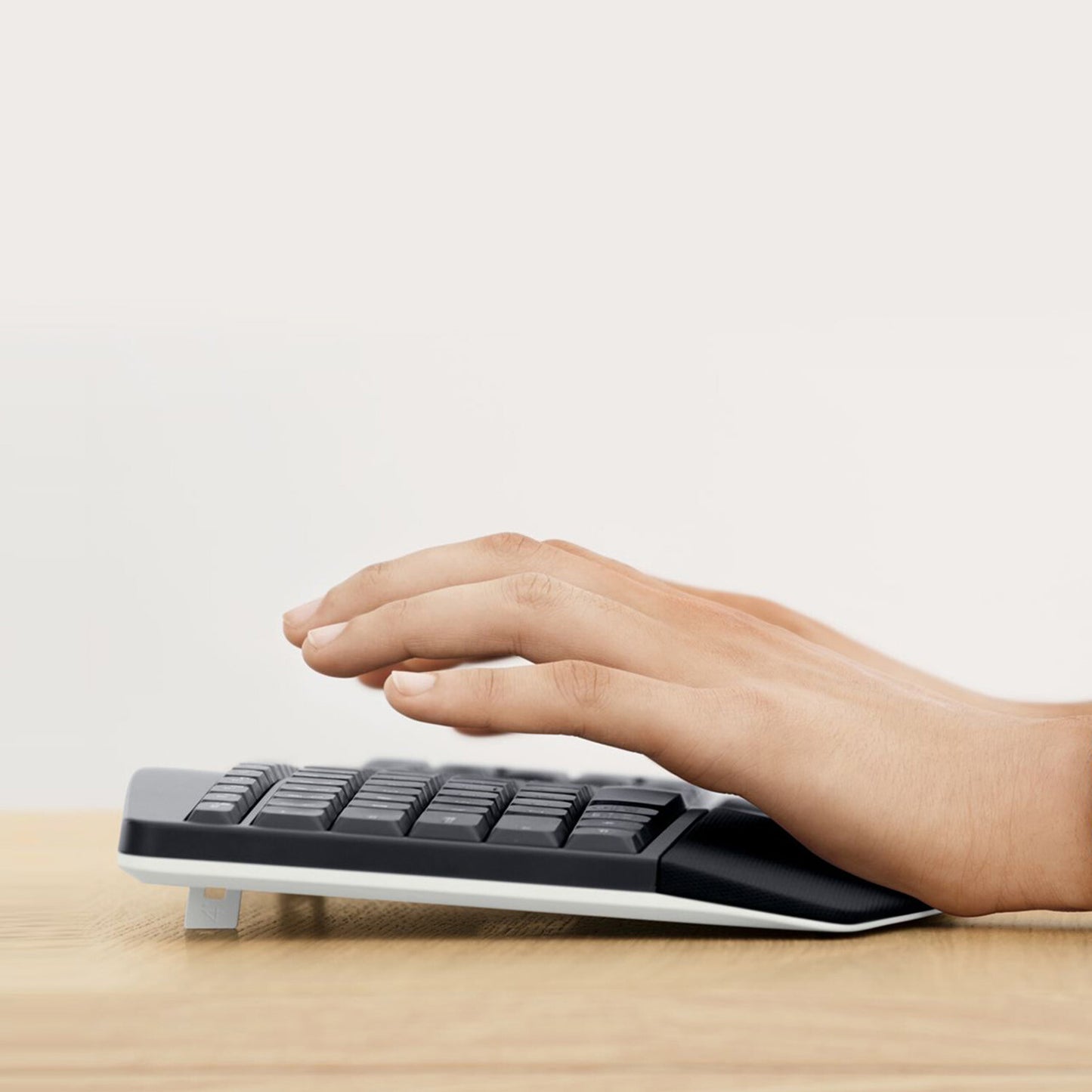 Logitech 920-008221 tangentbord Mus inkluderad Universal Trådlös RF + Bluetooth QWERTZ tyska Svart